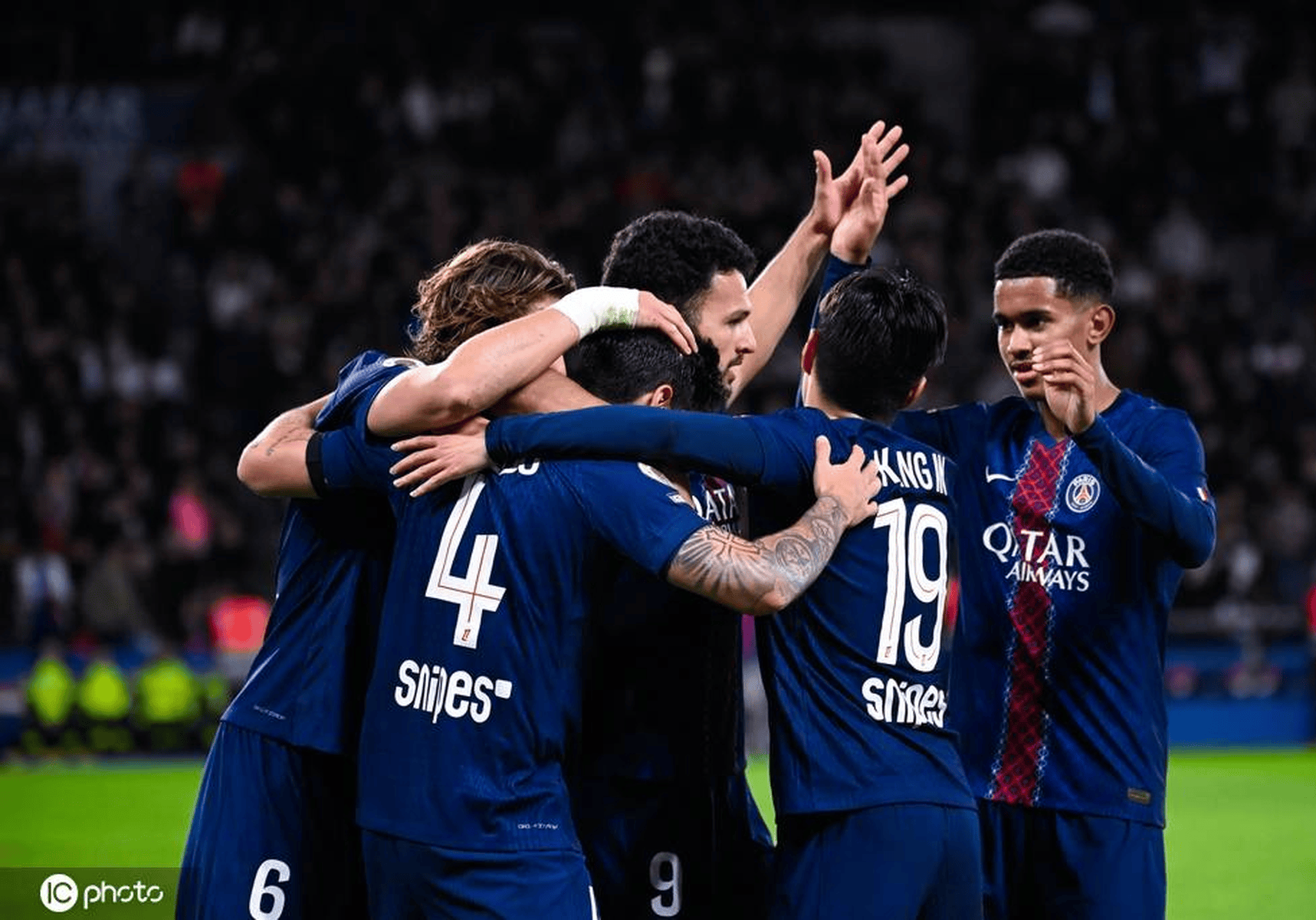 质疑判罚不公，C罗皇马时期也做过相同争议手势并高喊“抢劫”